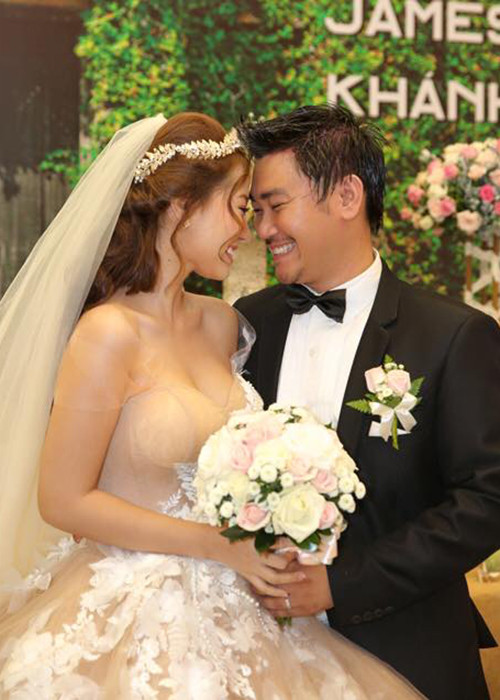 Cặp đôi từng gặp gỡ vào năm 2012 nhưng bắt đầu nảy sinh tình cảm từ phim trường “Taxi, em tên gì?”. (Ảnh: Facebook bạn Khánh Hiền)