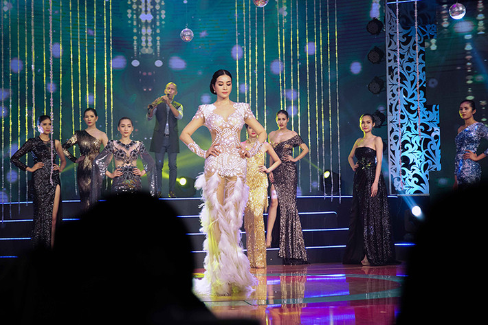 Cũng trong chương trình "Sài Gòn đêm thứ 7", Thanh Mai giữ vai trò vedette cho bộ sưu tập của NTK Tăng Thành Công.