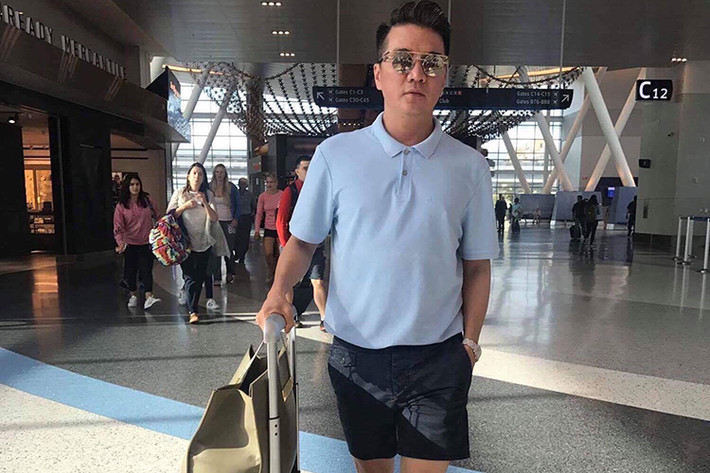 Mr Đàm lại hài hước chia sẻ: “Cô bé nguy hiểm đã hủy show! Tội nghiệp quá! Tội luôn khán giả Việt Nam nữa! Cô ấy sốt 42 độ và ho kinh khủng. Không thể hát đuợc. Tìm một ngày khác thôi”.