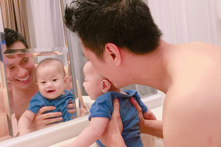 Diễn viên Việt Anh vui đùa cùng cậu con trai đầu lòng kháu khỉnh.