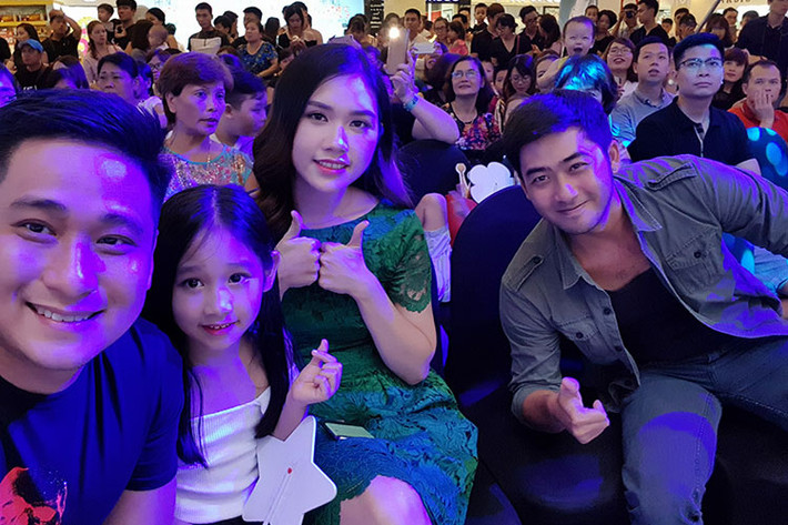 Vợ chồng Minh Tiệp vui vẻ chụp ảnh cùng diễn viên Bảo Anh "Người phán xử".
