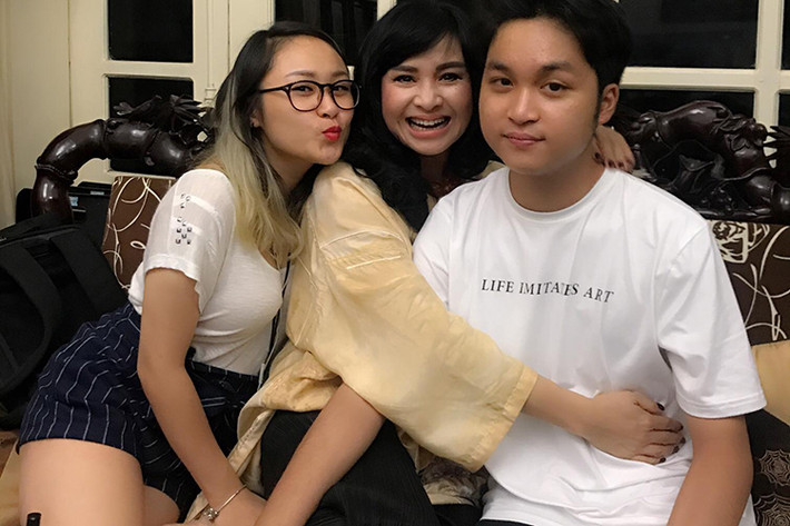 Diva Thanh Lam tâm sự về con trai: "Người đàn ông của tôi lên đường. Đầu đội trời. Mẹ vẫn nhớ tiếng khóc chào đời của con. Mẹ nghe thấy hiền hòa êm ái mẹ đón chào người đàn ông tí hon của mẹ đến với cuộc đời. Mẹ nguyện sẽ chịu mọi rủi ro đến với mình chỉ xin trời phật cho con mẹ lành lặn vuông tròn. Rồi cậu bé của mẹ nay đã trưởng thành lên đường đi học xa mẹ xa gia đình. Mẹ vui lắm cả 1 chân trời phía trước con hãy sải cánh đại bàng!".