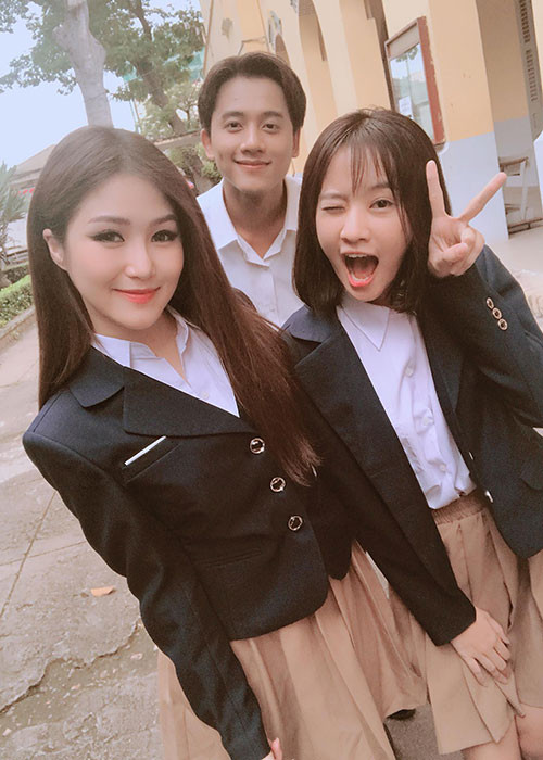 Hương Tràm (ngoài cùng bên trái) diện đồ nữ sinh quay MV.