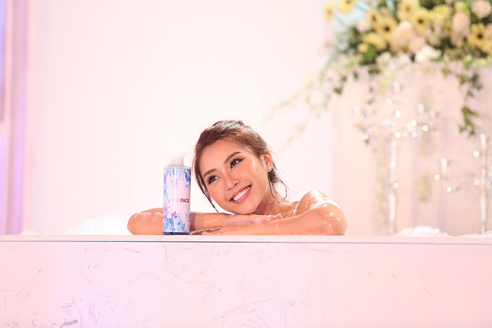 Trong tập 10 The Face, ở thử thách "Quay TVC quảng cáo sữa tắm", Tường Linh thông minh khi biết phát huy lợi thế vẻ ngoài nữ tính và lần đầu tiên giành chiến thắng. Lọt top 4 chung kết, cô được xem là nhan sắc mà nhiều thương hiệu mong muốn chọn làm người đại diện. Ảnh: FBNV