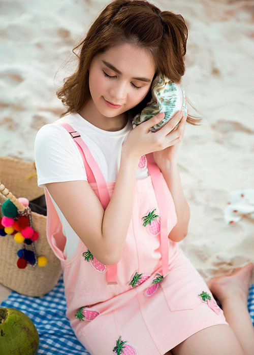 Ngọc Trinh đăng tải status muốn sống an phận, không bon chen: “Tôi chỉ mơ ước đơn sơ là giờ có vài trăm tỷ đồng trong tài khoản, hàng tháng lặng lẽ rút lãi ra đủ ăn cơm ba bữa, quần áo hai bộ một ngày, tối nào cũng có phim để cày, tháng nào cũng được đi du lịch một lần. Chỉ thế thôi, an phận mà sống, giản dị chân phương, quyết không bon chen với đời”.