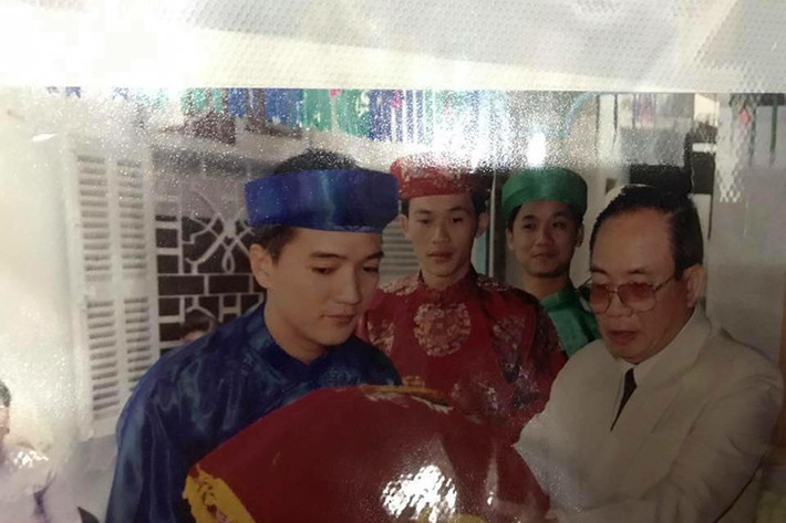 Mới đây, trên trang cá nhân, nam ca sĩ Vũ Hà đăng tải loạt ảnh Đàm Vĩnh Hưng, Hoài Linh đi bê tráp. Ảnh: FBNV