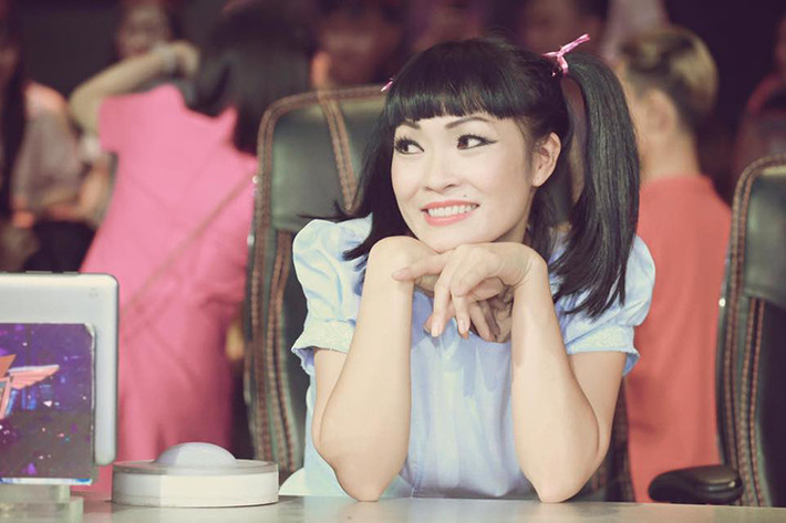 Phương Thanh hóa học sinh khi ghi hình cho một chương trình.