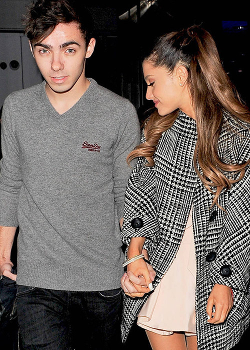 Khi Ariana công khai hẹn hò Nathan Sykes của nhóm The Wanted, cô bất ngờ bị bạn trai cũ Jai Brooks tố bắt cá hai tay hồi cả hai còn mặn nồng. Tuy nhiên, Ariana phủ nhận. Ảnh: Eonline