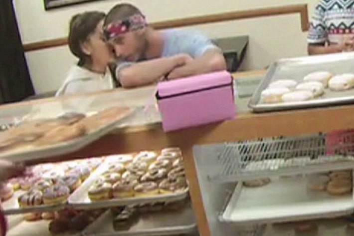 Ariana Grande đã lên tiếng xin lỗi vì hành động và phát ngôn tại cửa hàng bánh donut. Dù vậy, vì scandal này, Nhà Trắng tuyên bố huỷ bỏ buổi diễn của cô vào tháng 7/2016. Ảnh: TMZ