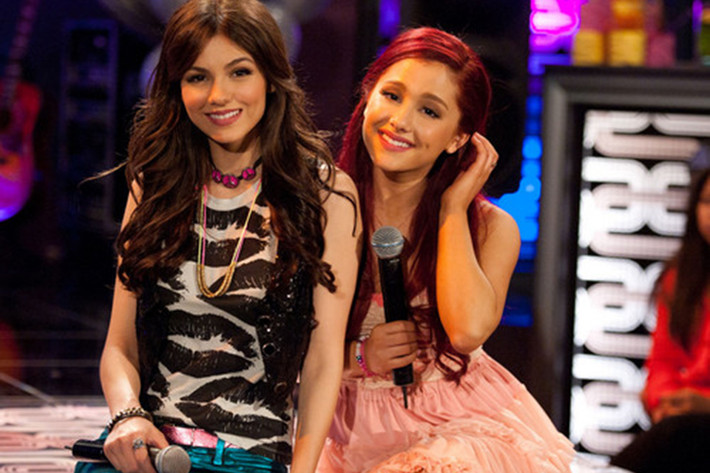 Ariana Grande và Victoria Justice gặp nhau trên phim trường “Victorious” năm 2010 và nhanh chóng trở thành bạn thân. Ảnh: Zimbio