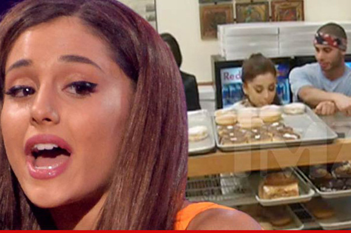 Trước scandal hủy show, Ariana Grande vướng không ít ồn ào. Năm 2015, “tiểu diva” gặp rắc rối khi lén liếm và nhổ nước bọt vào bánh donut và nói ghét nước Mỹ. Ảnh: TMZ