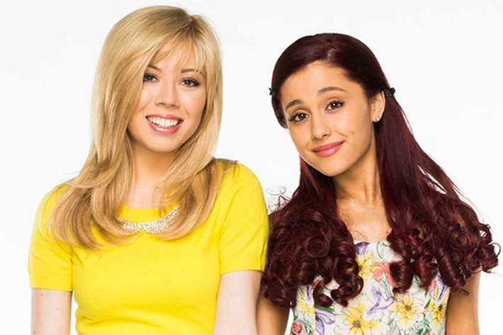 Ariana từng hợp tác với Jennette McCurdy khi đóng chung phim “Sam & Cat”. Nhưng ngay sau mùa đầu tiên, phim bị hủy bỏ và nguyên nhân được cho là cả hai bằng mặt nhưng không bằng lòng. Ảnh: Billboard