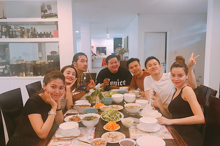 Hồ Ngọc Hà ăn mừng đêm diễn vừa qua thành công cùng với NTK Lý Quí Khánh, Dương Triệu Vũ và một số bạn bè thân thiết ngay tại nhà riêng.