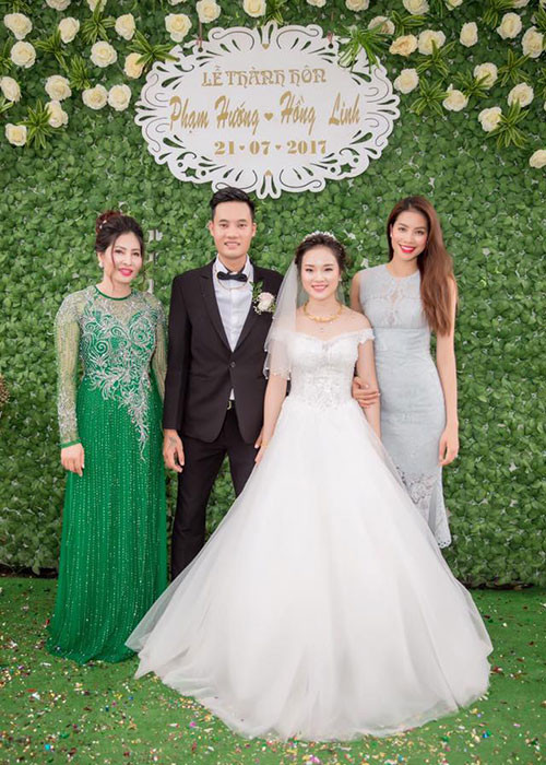 Phạm Hương chia sẻ hình ảnh bên mẹ và vợ chồng em trai đồng thời viết: “Sẽ cùng nhau sống thật tốt vì cha nhé. Cả nhà nhớ cha rất nhiều”.
