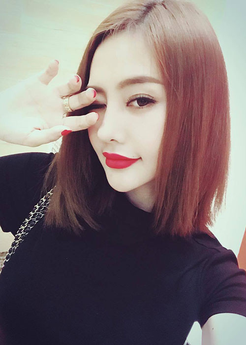 Linh Chi khoe ảnh trang điểm đậm đồng thời bày tỏ cô đang rất hạnh phúc với cuộc sống hiện tại.