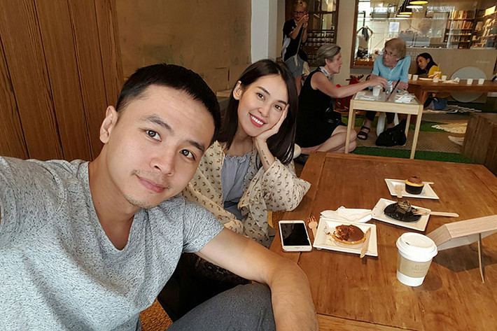 Vợ chồng Tú Vi - Văn Anh hẹn hò như lúc mới yêu.