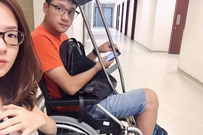 Đạo diễn Khải Anh bị chấn thương tràn dịch khớp gối là một trong những tin tức sao Việt trong ngày 22/8.
