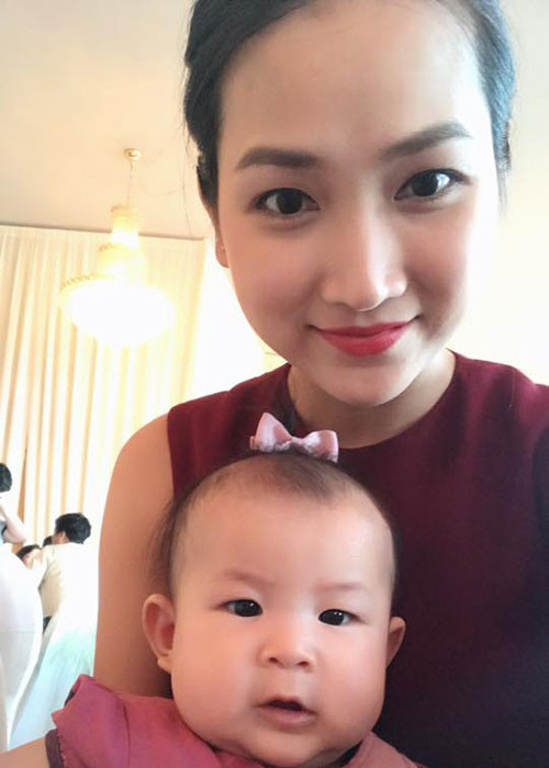 Vợ và con gái của ca sĩ Lam Trường diện đồ ton sur ton đi ăn cưới.