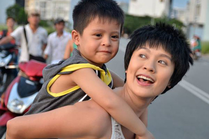 Đạo diễn Đức Thịnh chúc mừng sinh nhật vợ và con trai: "Chúc mừng sinh nhật hai mẹ con. Có thể ba còn rất nhiều khiếm khuyết, không đủ là người chồng người cha tốt. Nhưng ba biết chắc là mình thương cả hai. Chúc hai mẹ con luôn giữ được vẻ đáng yêu vốn dĩ đã có từ bản chất, dù cho cuộc đời có buộc ta thay đổi. Chúc những điều tốt đẹp nhất luôn đến với hai mẹ con. Ba - Kẻ không biết cách chăm sóc nhưng luôn bảo vệ cả hai mẹ con đến tận cùng".