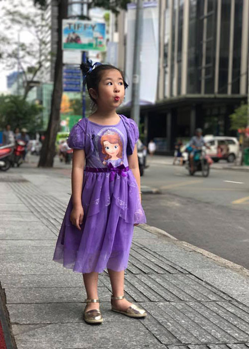 Con gái Huy Khánh diện váy công chúa đi biểu diễn cho trường dù đang bị ốm.