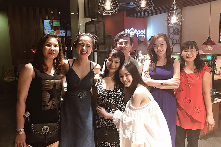 Angela Phương Trinh (thứ hai bên trái) cười tít mắt bên những người thân.