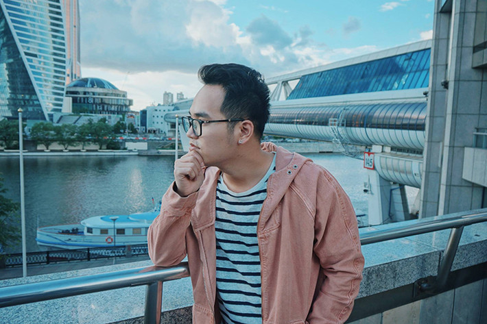 Trong liveshow đầu tiên của Khắc Việt, Khắc Hưng vừa biên tập âm nhạc vừa chỉ huy ban nhạc hỗ trợ người anh của mình trên sân khấu. Ảnh: FBNV