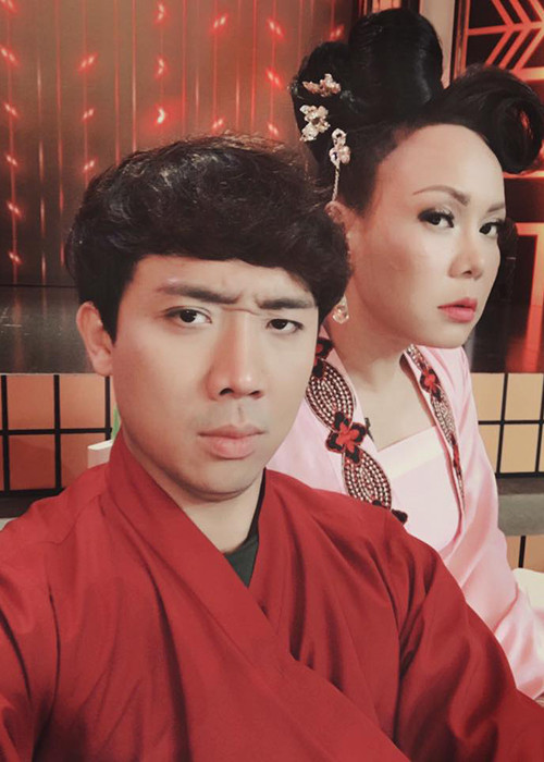Trấn Thành đăng ảnh bên Việt Hương đồng thời chú thích: "Hậu cung đang căng lắm nha".