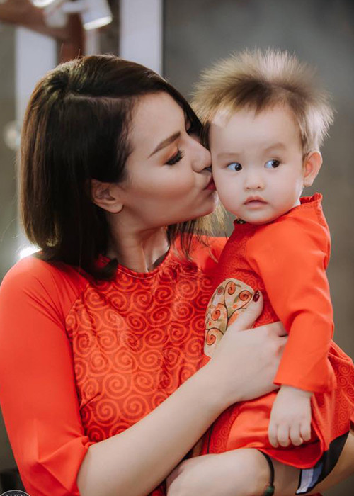 Cô con gái sắp tròn 1 tuổi của Hồng Quế càng ngày càng đáng yêu.