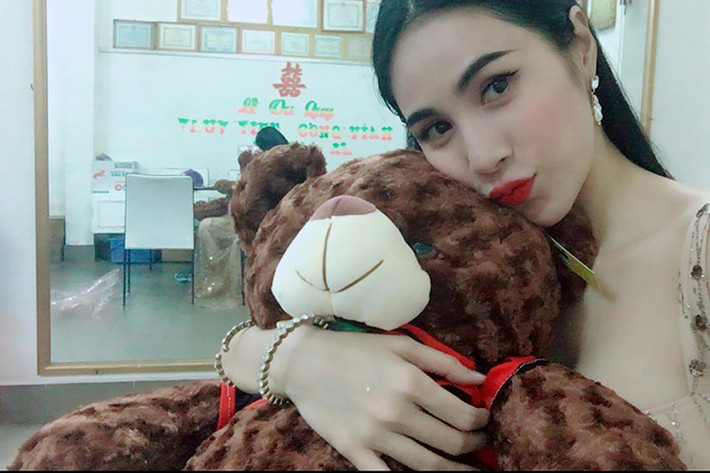 Thủy Tiên chia sẻ: "Hôm nay cảm ơn FC cô Tiên đã ngoài hát cùng Tiên 1 đoạn lại còn tặng con gấu to đùng đáng yêu quá sức, định về nhà ôm gấu ngủ tối nay mà chị Gạo vừa thấy con gấu đã hét lên giành với mẹ bảo là "mẹ lớn mẹ ôm gấu người ta cười. Gấu chỉ dành cho người nhỏ xíu như con thôi". Ở đâu ra triết lý này vậy?".