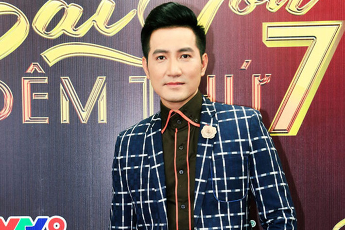 Năm 2003, ca sĩ Nguyễn Phi Hùng đã bái Ngọc Sơn làm sư phụ. Lúc đó, cậu học trò của Ngọc Sơn chưa qua đào tạo đúng nghĩa nhưng có chất giọng tốt và khả năng biểu diễn. Vì vậy, “Ông hoàng nhạc sến” an tâm nhận lời huấn luyện cho Nguyễn Phi Hùng. Ảnh: Người lao động