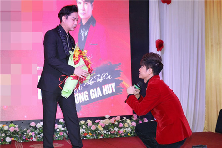 Nam ca sĩ Lương Gia Huy vốn được Ngọc Sơn nhận đỡ đầu ngay từ lúc bắt đầu đi hát. Tuy nhiên, mãi đến tháng 6/2017, Lương Gia Huy mới có dịp tổ chức lễ bái sư với Ngọc Sơn. Ảnh: Thể thao văn hóa