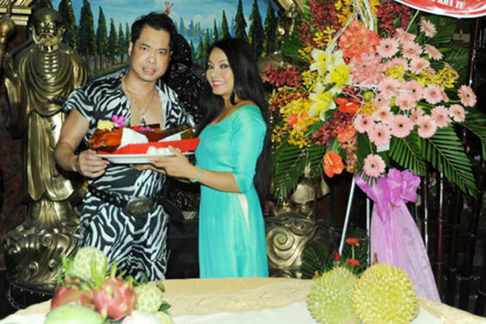 Năm 2012, Ngọc Sơn có thêm một học trò là nữ ca sĩ hải ngoại Khả Tú. Nam ca sĩ cho hay anh muốn giúp đỡ Khả Tú phát triển trong tương lai khi biết cô rất muốn về Việt Nam lập nghiệp. Ảnh: Infonet