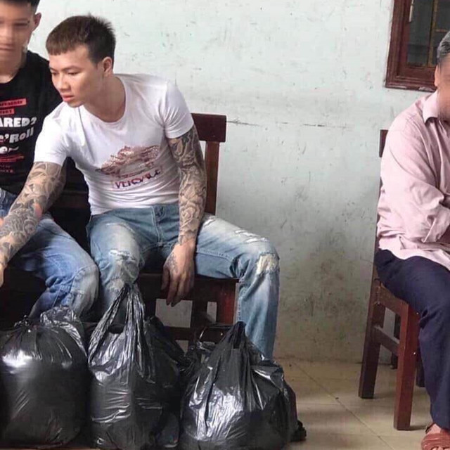 Còn Luật đặc xá năm 2018, Điều 11. Điều kiện của người được đề nghị đặc xá, khoản 1. Người đang chấp hành án phạt tù có thời hạn, người bị kết án phạt tù chung thân nhưng đã được giảm xuống tù có thời hạn được đề nghị đặc xá phải có đủ các điều kiện sau đây: b) Đã chấp hành án phạt tù được một thời gian do Chủ tịch nước quyết định nhưng ít nhất là một phần ba thời gian đối với trường hợp bị phạt tù có thời hạn, nếu trước đó đã được giảm thời hạn chấp hành án phạt tù thì thời hạn được giảm không được tính vào thời gian đã chấp hành án phạt tù; đã chấp hành án phạt tù ít nhất là 14 năm đối với trường hợp bị phạt tù chung thân đã được giảm xuống tù có thời hạn, nếu sau khi đã được giảm xuống tù có thời hạn mà tiếp tục được giảm thời hạn chấp hành án phạt tù thì thời hạn được giảm sau đó không được tính vào thời gian đã chấp hành án phạt tù.