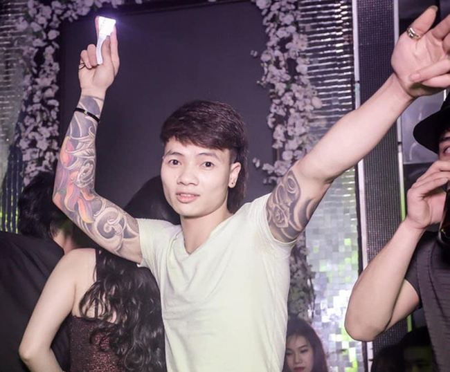 Trước đó, theo cáo trạng Khá thuê Quang và Hội để giúp anh ta vận hành nhóm tổ chức ghi lô, đề. Hàng ngày, người chơi lô đề và “thư ký đề” liên hệ qua điện thoại di động hoặc tài khoản mạng xã hội của Khá "Bảnh" để giao dịch số lô, đề với Khá.