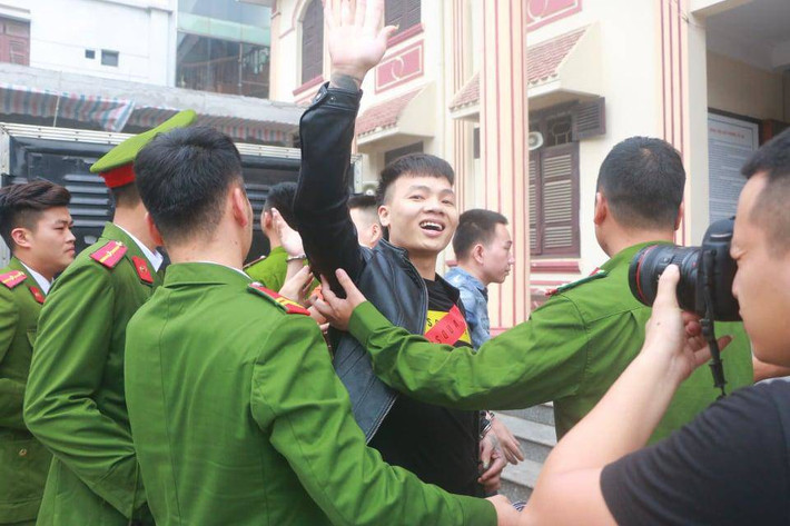 Khá "Bảnh" có 3 tiền án, tiền sự về tội "Cố ý gây thương tích" và "Gây rối trật tự công cộng"; nổi danh trên mạng xã hội với tên giang hồ mạng Khá "Bảnh". Khá "Bảnh" bắt đầu làm video có nội dung tục tĩu, giang hồ để đăng trên YouTube từ năm 2017, có gần 2 triệu người theo dõi. Thời gian đầu, Khá "Bảnh" được trả 7.000-8.000 USD/tháng do video có lượng người xem cao, có tháng đến gần 20.000 USD.