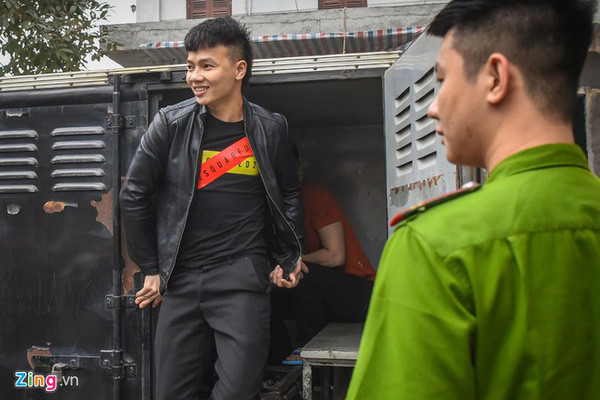 Ngoài tổ chức đánh bạc, cơ quan tố tụng còn cáo buộc Khá cùng Quý, An đã đánh bạc bằng hình thức nêu trên. Trong hơn 40 ngày, Khá và đồng bọn đã giao dịch gần 5 tỷ đồng từ việc ghi lô, đề. Khá hưởng lợi gần 300 triệu. Nhà chức trách cáo buộc Khá là chủ mưu, cầm đầu, tổ chức và chỉ đạo việc đánh bạc.