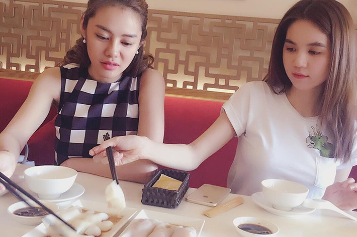 Trong mắt người tình mới, cách ăn uống, hành động thường ngày của Ngọc Trinh tuy hậu đậu nhưng rất đáng yêu. (Ảnh: Instagram nhân vật)