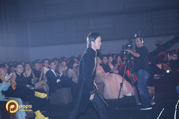 Hoài Linh nhận giải thưởng POPS Awards 2016 ở hạng mục “Kênh hài đột phá của năm” khiến cả khán phòng vỡ òa chúc mừng.