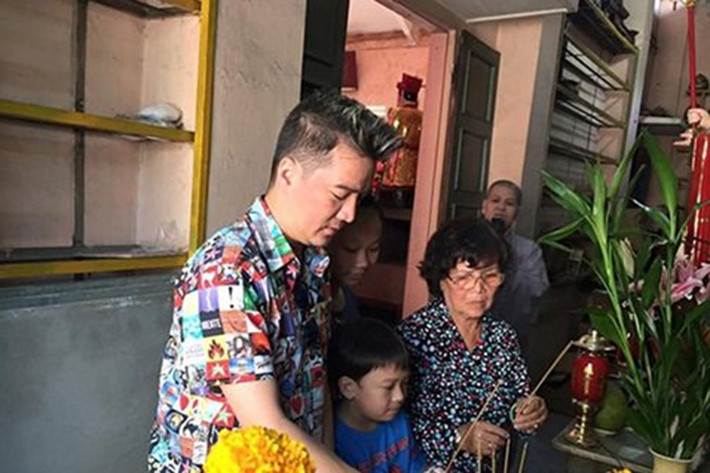 Mẹ của Đàm Vĩnh Hưng vốn từng theo học ngành y. Tuy nhiên bà từ bỏ ước mơ trở thành bác sĩ và chấp nhận làm vợ lẽ của bố anh. (Ảnh: Vietnamnet)