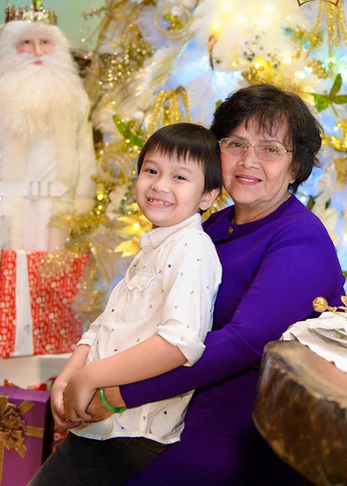 Bé Tin thân thiết bên mẹ của Đàm Vĩnh Hưng. (Ảnh: Facebook nhân vật)