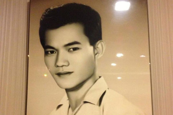 Hình ảnh người bố điển trai của Mr Đàm hồi còn trẻ từng được nam ca sĩ tiết lộ. (Ảnh: Facebook nhân vật)