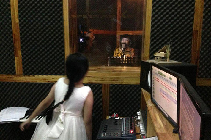 Năm 2014, nhân dịp sinh nhật của mình, Phương Thanh dẫn theo con gái đến phòng thu. Trên trang cá nhân, cô đăng tải bức ảnh bé Gà đang chăm chú nghe mẹ hát. (Ảnh: Facebook nhân vật)