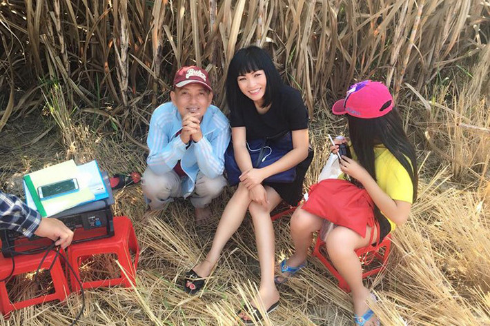 Không những vậy, dù chỉ mới 11 tuổi nhưng bé Gà đã biết yêu thương mẹ. Mỗi khi thấy mẹ mệt, cô nhóc luôn quan tâm, chăm sóc mẹ. (Ảnh: Facebook nhân vật)