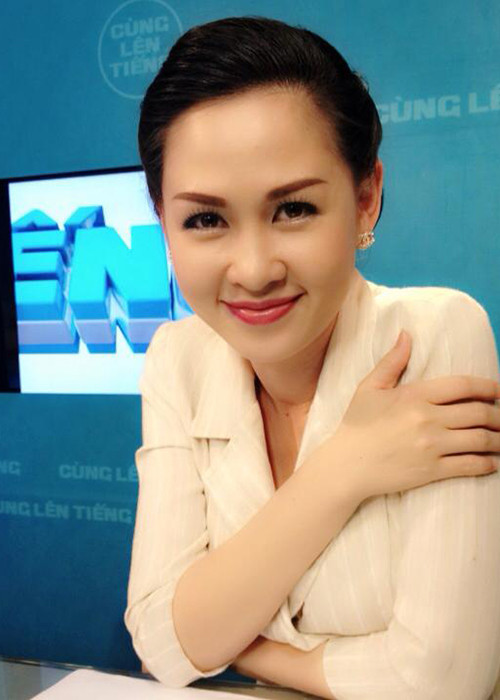 Thúy Hằng từng làm trợ lý chương trình, thư ký trường quay, phóng viên chuyên mục trước khi trở thành biên tập viên.(Ảnh: Facebook nhân vật)
