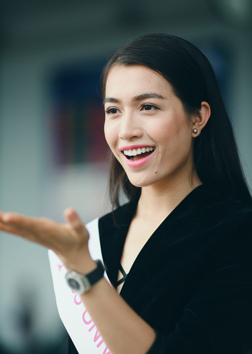 Xuất hiện tại sân bay, Lệ Hằng diện trang phục váy dáng vest tông đen thanh lịch cùng dải băng.