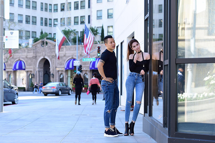 Ở một set đồ khác, Ngọc Trinh diện quần skinny jeans, áo trễ vai dáng cúp ngực quyến rũ phối với boots hở mũi. (Ảnh: Facebook nhân vật)