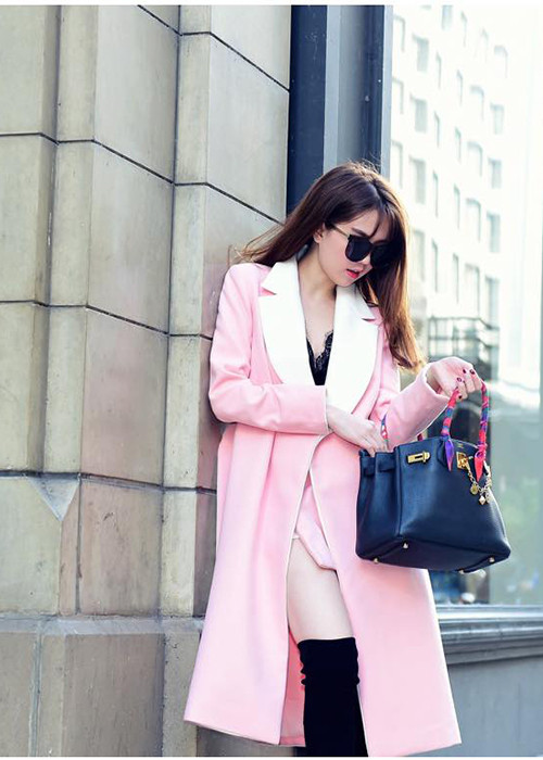 Áo khoác dáng dài tông màu hồng pastel cổ vest đã mang đến hình ảnh ngọt ngào cho chân dài gốc Trà Vinh. (Ảnh: Facebook nhân vật)