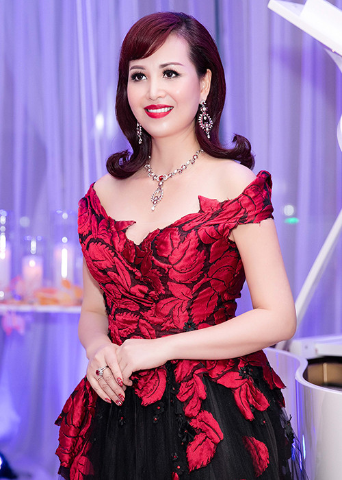 Sau khi trở thành hoa hậu, Diệu Hoa tiếp tục duy trì công việc học tập để nhận thêm bằng thạc sĩ kinh doanh tại Thái Lan.