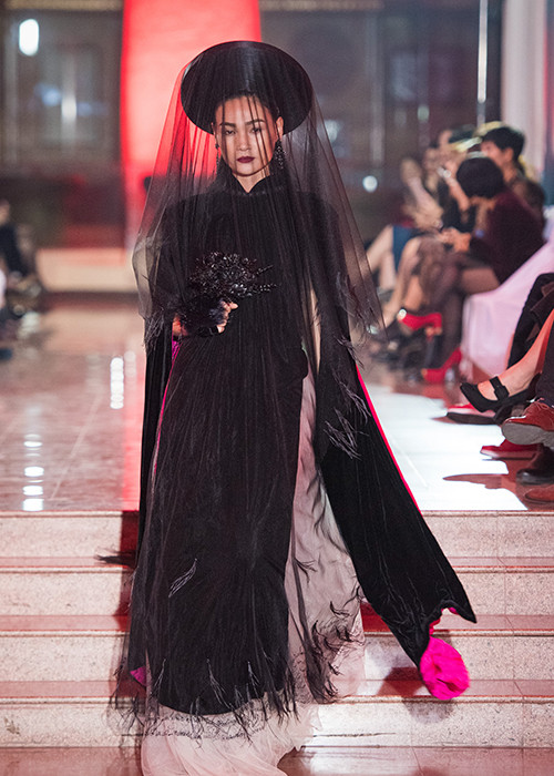 Top 4 Vietnams’ Next Top Model 2011 - Thùy Trang cũng tham gia trình diễn bộ sưu tập của NTK Hà Linh Thư.