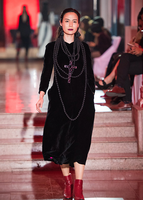 Thu Thủy cũng rất tự tin sải những bước catwalk chuyên nghiệp trong chương trình.